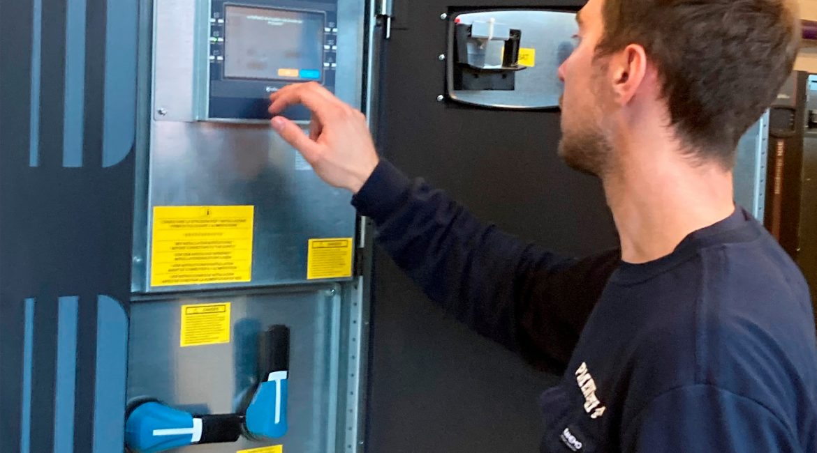 Service af UPS-anlæg, et nødstrømsanlæg, som kan bevare strøm til kritisk infrastruktur.