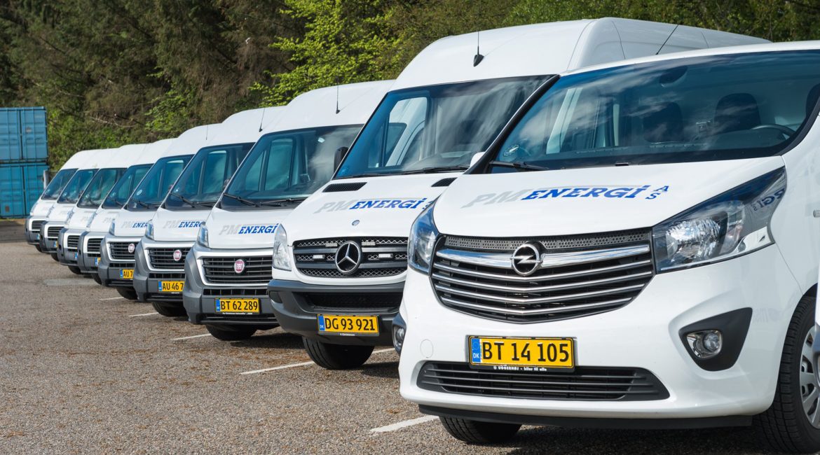 Servicebiler hos PM Energi, står til klar til at lave service og vedligeholdelse på alle generatorer, UPS-anlæg og nødstrømsløsninger leveret til kunder.