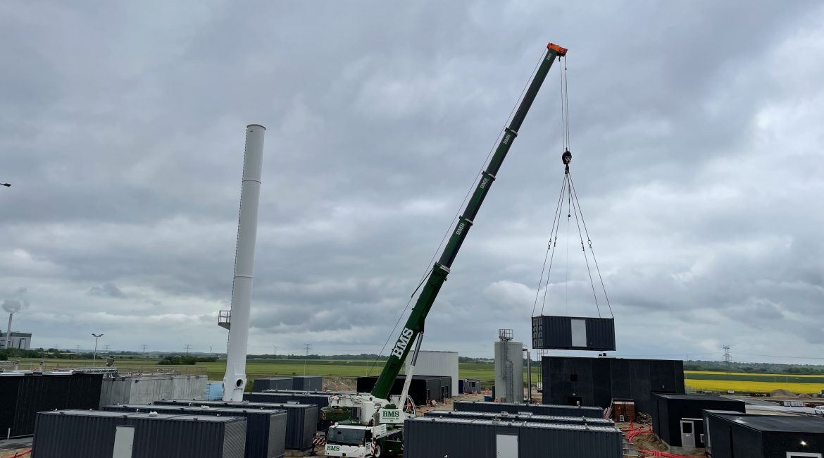 Installation af containeranlæg med nødstrøm og generatoranlæg.