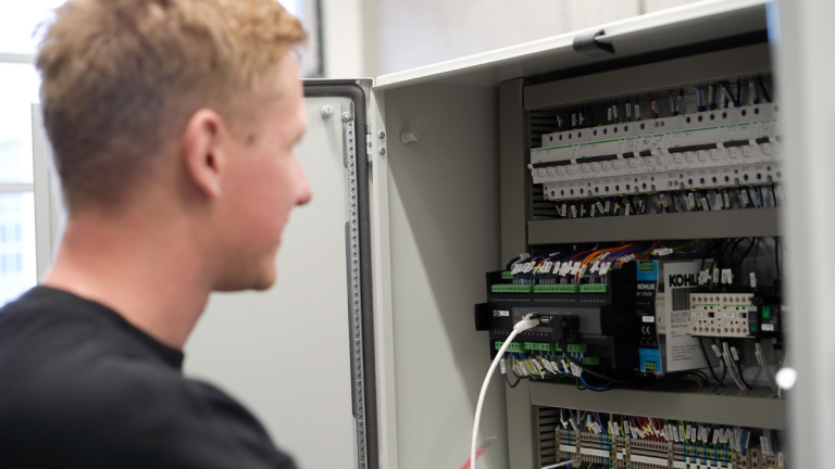 Tekniker arbejder ved et eltavleanlæg hos PM ENERGI